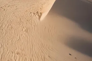 Desert Silence Dunes – Minimal Luxury Wallpaper