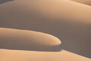 Neutral Desert Silence – Minimal iPhone Lock Screen